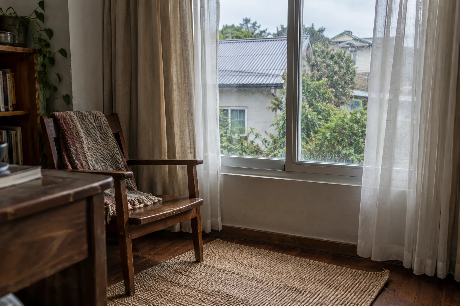 Góc cửa sổ nhà Đà Lạt có rèm hai lớp, thảm rời và chăn phủ dùng hằng ngày