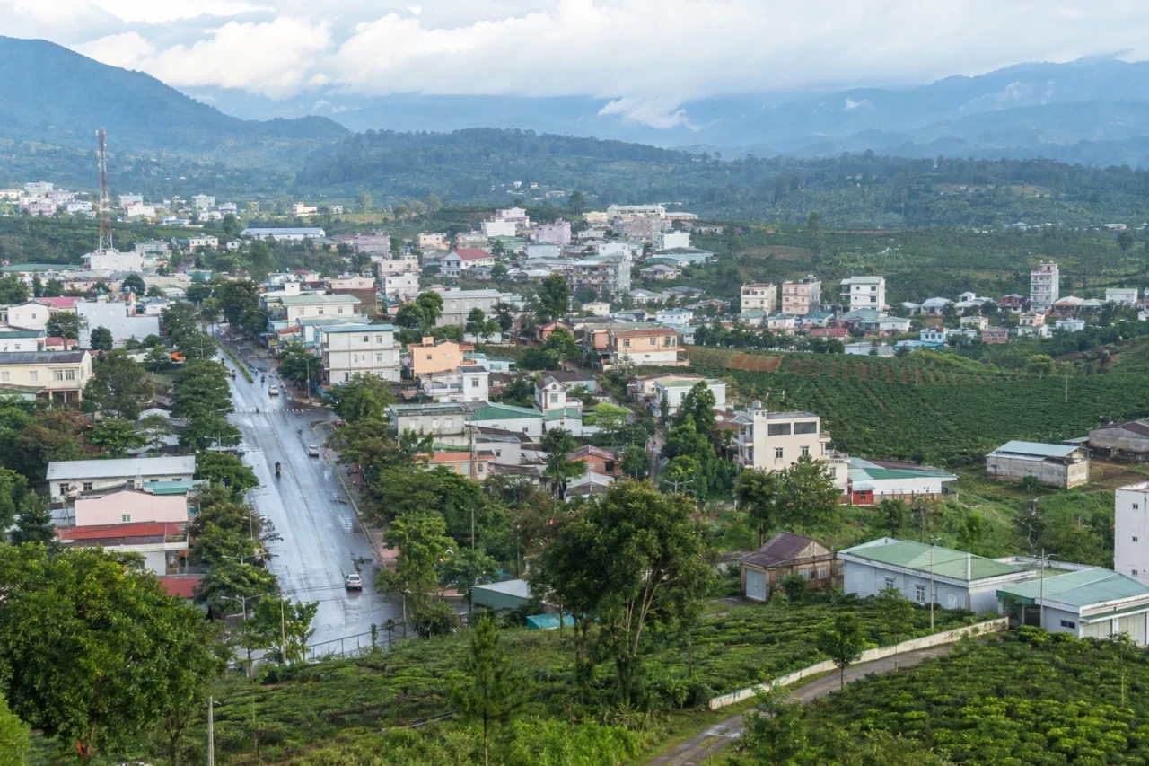 Khu phố cao nguyên nối với vườn cây và những dãy đồi xanh sau mưa