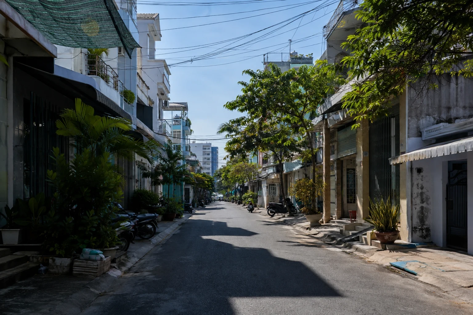 Bóng nắng đổ thành mảng lớn trên con phố nhà ở liền kề